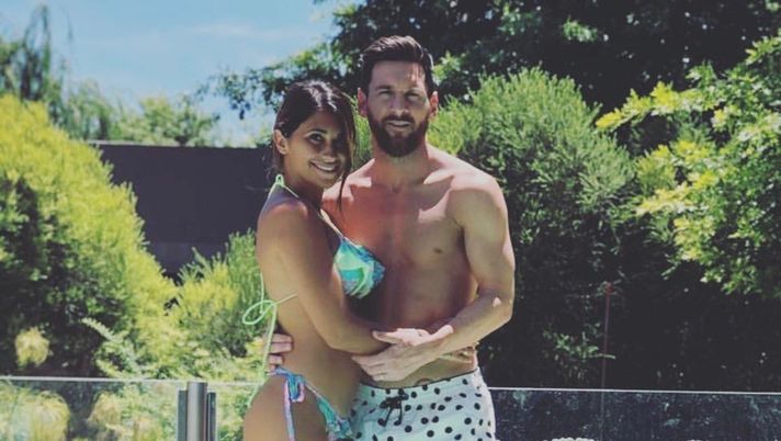 Lionel Messi e Antonella Roccuzzo, la foto diventa virale: in spiaggia… vent’anni fa 