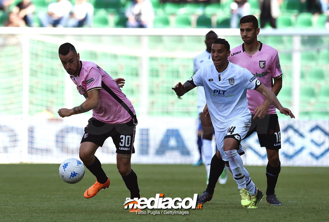  PALERMO, ITALY - MAY 12: Ilija Nestorovski (L) of Palermo holds off the challenge from Alessio Vita of Cesena during the serie A match between US Citta di Palermo and AC Cesena at Stadio Renzo Barbera on May 12, 2018 in Palermo, Italy.  (Photo by Tullio M. Puglia/Getty Images) 
