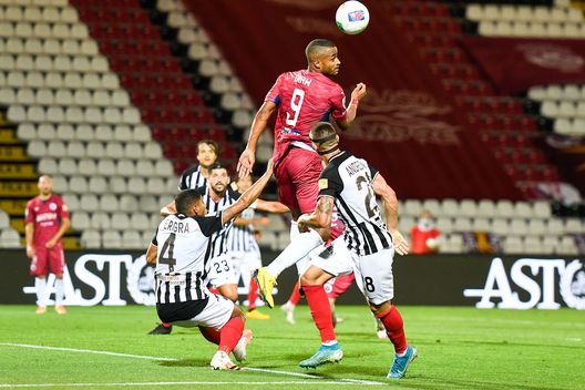  CITTADELLA, ITALY - JULY 17: Davide Diaw of AS Cittadella jumps for the ball during the serie B match between AS Cittadella and Ascoli Calcio on July 17, 2020 in Cittadella, Italy. (Photo by Getty Images/Getty Images) 
