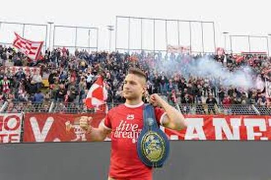 Luca Rigoldi (pugile e tifoso vicentino) mostra il titolo europeo al Menti Luca Rigoldi (pugile e tifoso vicentino) mostra il titolo europeo al Menti