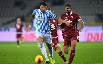  TURIN, ITALY - DECEMBER 21: Gleison Bremer (R) of Torino FC competes with Andrea Petagna of SPAL during the Serie A match between Torino FC and SPAL at Stadio Olimpico di Torino on December 21, 2019 in Turin, Italy. (Photo by Valerio Pennicino/Getty Images)