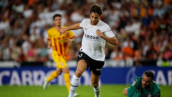 VALENCIA, SPAIN - AUGUST 14: Nico Gonzalez of Valencia CF scores a goal past Juan Carlos of Girona FC which is ruled offside by VAR during the LaLiga Santander match between Valencia CF and Girona FC at Estadio Mestalla on August 14, 2022 in Valencia, Spain. (Photo by Alex Caparros/Getty Images) Barça, Kimmich costa troppo: per sostituire Busquets, Xavi deve accontentarsi di un ragazzo… - immagine 1