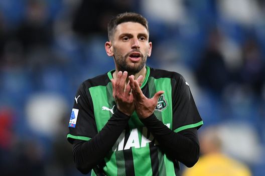 REGGIO NELL'EMILIA, ITALY - FEBRUARY 26: Domenico Berardi of US Sassuolo reacts during the Serie A match between US Sassuolo and ACF Fiorentina at Mapei Stadium - Citta' del Tricolore on February 26, 2022 in Reggio nell'Emilia, Italy. (Photo by Alessandro Sabattini/Getty Images) Berardi, dove vai? Dopo ACF e Milan adesso si aprono le porte della Juventus- immagine 2