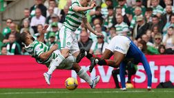 Curva Celtic al derby: i poliziotti guardano, ma il lancio di bottiglie non si ferma…