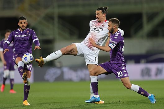 Ibrahimovic in azione contro German Pezzella della Fiorentina Ibrahimovic in azione contro German Pezzella della Fiorentina
