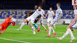 VIDEO Napoli-Inter, l’autogol di Handanovic, il sinistro di Eriksen e +9 sul Milan: il film del big match del “Maradona”