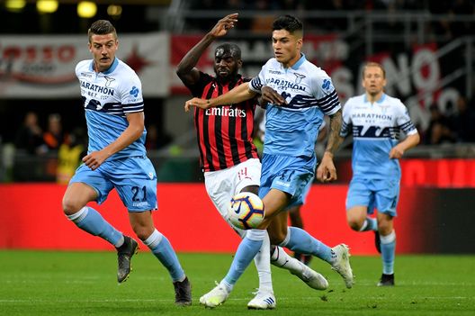  MILAN, ITALY - APRIL 24: Ti?mou? Bakayoko of AC Milan compete for the ball with Joaquin Correa of SS Lazio during the TIM Cup match between AC Milan and SS Lazio at Stadio Giuseppe Meazza on April 24, 2019 in Milan, Italy. (Photo by Marco Rosi/Getty Images) 