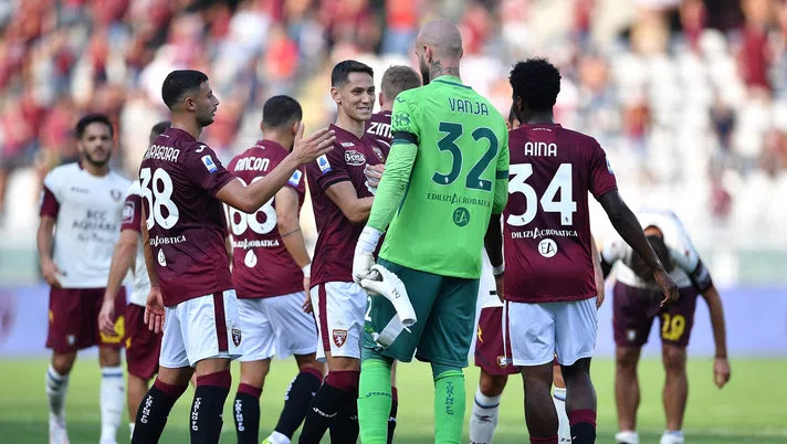 TURIN, ITALY - SEPTEMBER 12:  Sasa Lukic (C) of Torino FC celebrates victory with team mate Vanja Milinkovic-Savic at the end of the Serie A match between Torino FC and US Salernitana at Stadio Olimpico di Torino on September 12, 2021 in Turin, Italy.  (Photo by Valerio Pennicino/Getty Images)