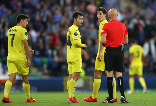 BELFAST, NORTHERN IRELAND - AUGUST 11: Manu Trigueros and Pau Francisco Torres of Villarreal talk to the match referee Sergei Karasev at the half-time whistle during the UEFA Super Cup 2021 match between Chelsea FC and Villarreal CF at the National Football Stadium at Windsor Park on August 11, 2021 in Belfast, Northern Ireland. (Photo by Catherine Ivill/Getty Images) BELFAST, NORTHERN IRELAND - AUGUST 11: Manu Trigueros and Pau Francisco Torres of Villarreal talk to the match referee Sergei Karasev at the half-time whistle during the UEFA Super Cup 2021 match between Chelsea FC and Villarreal CF at the National Football Stadium at Windsor Park on August 11, 2021 in Belfast, Northern Ireland. (Photo by Catherine Ivill/Getty Images)