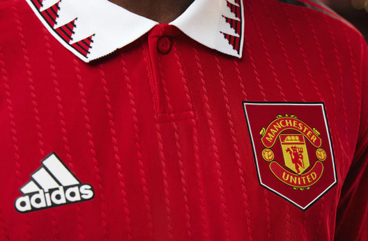 Manchester United, tifoso allibito: sul colletto della nuova maglia acquistata c’è un bottone dell’Arsenal…- immagine 2