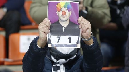 LA SPEZIA, ITALY - FEBRUARY 14: A banner against Vincenzo Italiano manager of ACF Fiorentina during the Serie A match between Spezia Calcio and ACF Fiorentina at Stadio Alberto Picco on February 14, 2022 in La Spezia, Italy. (Photo by Gabriele Maltinti/Getty Images)