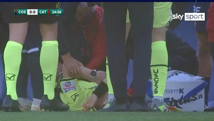 Serie B, Cosenza-Catanzaro: infortunio a entrambi le ginocchia per il guardalinee - immagine 1