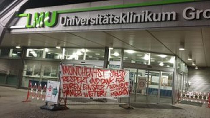 Davanti agli ospedali, nel cuore della città: il grazie dei tifosi del Bayern rivolto a medici e infermieri 