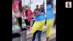 VIDEO Guerra in Ucraina: cittadino russo brucia passaporto e chiede scusa agli ucraini