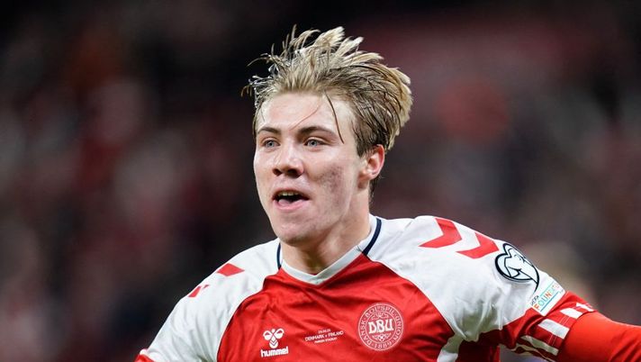 Denmark's forward Rasmus Hojlund celebrates scoring the opening goal during the UEFA Euro 2024 Group H qualification football match Denmark v Finland on March 23, 2023 in Copenhagen, Denmark. (Photo by Liselotte Sabroe / Ritzau Scanpix / AFP) / Denmark OUT (Photo by LISELOTTE SABROE/Ritzau Scanpix/AFP via Getty Images) Atalanta, Hojlund è inarrestabile con la Danimarca: doppietta contro il Kazakistan - immagine 1