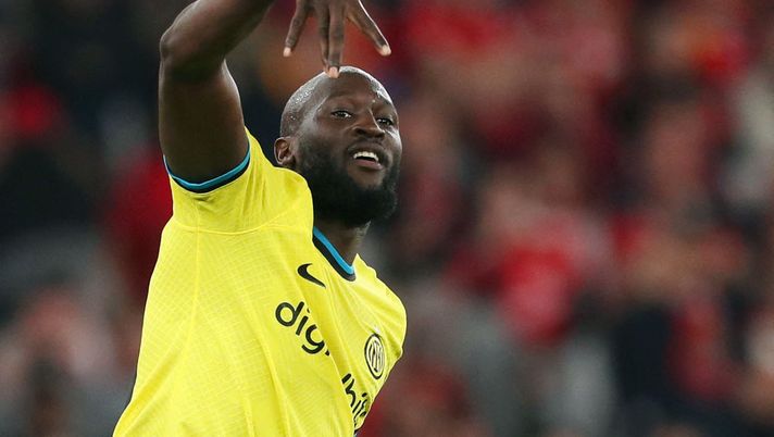 Inter Milan's Belgian forward Romelu Lukaku celebrates scoring his team's second goal from the penalty spot during the UEFA Champions League quarter final first leg football match between SL Benfica and Inter Milan at the Luz stadium in Lisbon on April 11, 2023. (Photo by CARLOS COSTA / AFP) (Photo by CARLOS COSTA/AFP via Getty Images) Lukaku: “A fine anno spiegherò il segreto dell’esultanza! La verità sui rigori, turnover e la forma…” - immagine 1