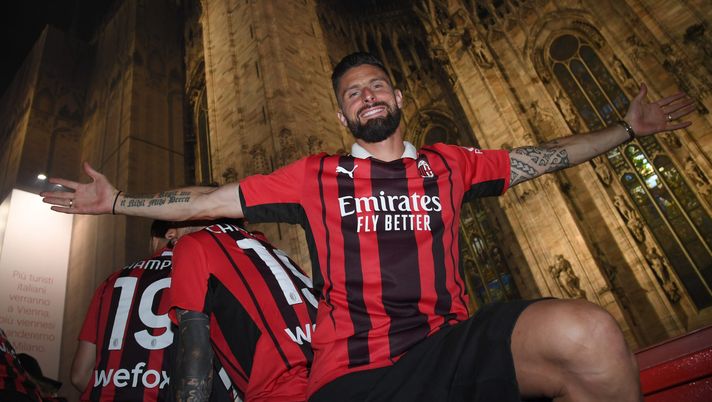 MILAN, ITALY - MAY 23: Olivier Giroud of AC Milan celebrates victory parade of "Scudetto" Championship in an open-top bus through the streets of Milan on May 23, 2022 in Milan, Italy. (Photo by Claudio Villa/AC Milan via Getty Images) Duemila giorni dopo Doha: il miglior Milan nell’era dei 3 punti… - immagine 1