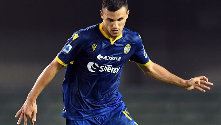 VERONA, ITALY - OCTOBER 25:  Valerio Verre of Hellas Verona  in action during the Serie A match between Hellas Verona and US Sassuolo at Stadio Marcantonio Bentegodi on October 25, 2019 in Verona, Italy.  (Photo by Alessandro Sabattini/Getty Images) 