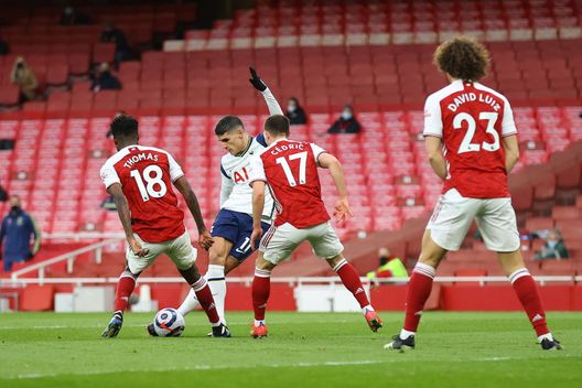 LONDON, ENGLAND - MARCH 14: Erik Lamela of Tottenham Hotspur scores their side's first goal during the Premier League match between Arsenal and Tottenham Hotspur at Emirates Stadium on March 14, 2021 in London, England. Sporting stadiums around the UK remain under strict restrictions due to the Coronavirus Pandemic as Government social distancing laws prohibit fans inside venues resulting in games being played behind closed doors. (Photo by Julian Finney/Getty Images) LONDON, ENGLAND - MARCH 14: Erik Lamela of Tottenham Hotspur scores their side's first goal during the Premier League match between Arsenal and Tottenham Hotspur at Emirates Stadium on March 14, 2021 in London, England. Sporting stadiums around the UK remain under strict restrictions due to the Coronavirus Pandemic as Government social distancing laws prohibit fans inside venues resulting in games being played behind closed doors. (Photo by Julian Finney/Getty Images)