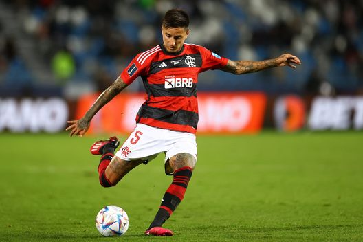 TANGER MED, MOROCCO - FEBRUARY 07: Erick Pulgar of Flamengo during the FIFA Club World Cup Morocco 2022 Semi Final match between Flamengo v Al Hilal SFC at Stade Ibn-Batouta on February 07, 2023 in Tanger Med, Morocco. (Photo by Michael Steele/Getty Images) Doppietta di Pedro, ma il Flamengo cade: quanti errori per gli ex viola- immagine 2