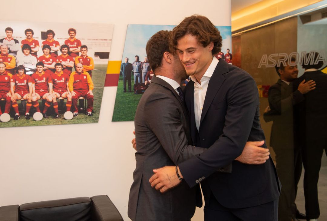 Ecco Svilar: gli scatti tra arrivo, firma e nuova maglia a Trigoria – FOTO GALLERY - immagine 18