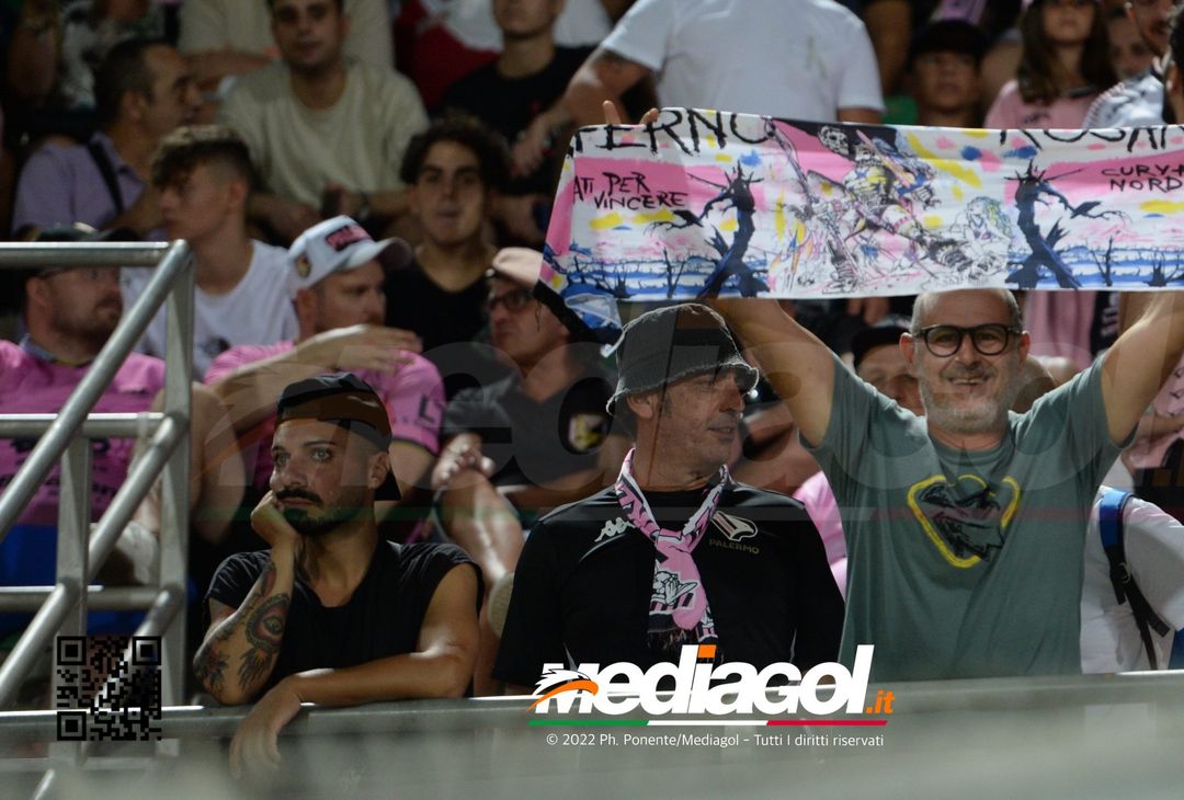 FOTOTIFO, Palermo-Genoa 1-0: i tifosi allo stadio “Renzo Barbera” (Gallery) - immagine 46