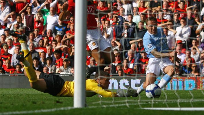 MANCHESTER, ENGLAND - SEPTEMBER 20: Ben Foster of Manchester United is unable to stop Craig Bellamy of Manchester City scoring his team's third goal during the Barclays Premier League match between Manchester United and Manchester City at Old Trafford on September 20, 2009 in Manchester, England. (Photo by Alex Livesey/Getty Images) MANCHESTER, ENGLAND - SEPTEMBER 20: Ben Foster of Manchester United is unable to stop Craig Bellamy of Manchester City scoring his team's third goal during the Barclays Premier League match between Manchester United and Manchester City at Old Trafford on September 20, 2009 in Manchester, England. (Photo by Alex Livesey/Getty Images)