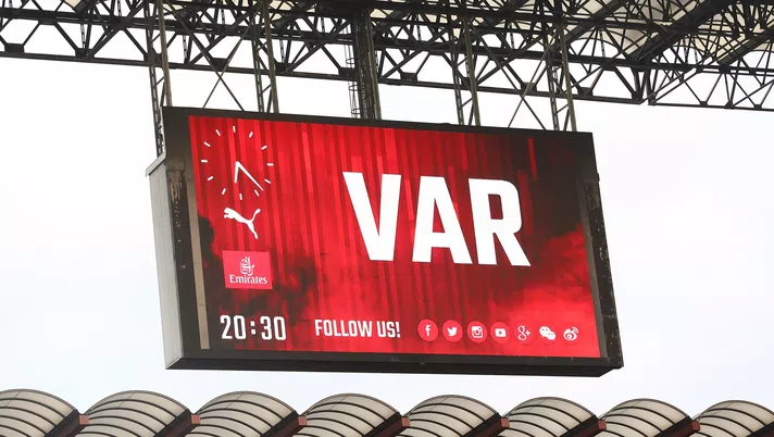 Revisione VAR allo stadio di 'San Siro' (credits: GETTY Images)