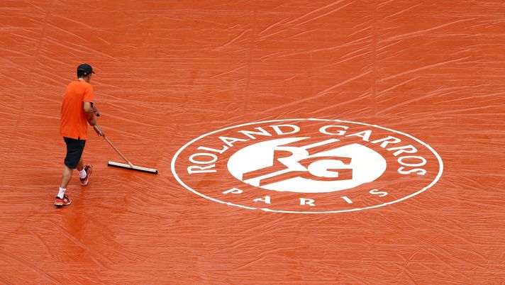 PARIS, FRANCE - MAY 29:  Ground staff prepare the court during a rain delay on day three of the 2018 French Open at Roland Garros on May 29, 2018 in Paris, France.  (Photo by Cameron Spencer/Getty Images) 