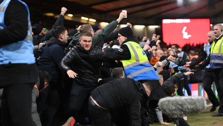 NOTTINGHAM, ENGLAND - JANUARY 25: Manchester United fans celebrate and knock over the advertising boards after Bruno Fernandes of Manchester United (not pictured) scored their sides third goal during the Carabao Cup Semi Final 1st Leg match between Nottingham Forest and Manchester United at City Ground on January 25, 2023 in Nottingham, England. (Photo by Shaun Botterill/Getty Images) Gol Bruno Fernandes e…i tifosi cadono in campo: abbattuti i tabelloni pubblicitari - immagine 1