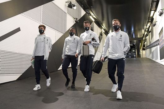 TURIN, ITALY - OCTOBER 04: Paulo Dybala, Douglas Costa, Rodrigo Bentancur and Arthur Melo of Juventus arrive at the stadium prior to the Serie A match between Juventus and SSC Napoli at Allianz Stadium on October 04, 2020 in Turin, Italy. (Photo by Filippo Alfero - Juventus FC/Juventus FC via Getty Images) TURIN, ITALY - OCTOBER 04: Paulo Dybala, Douglas Costa, Rodrigo Bentancur and Arthur Melo of Juventus arrive at the stadium prior to the Serie A match between Juventus and SSC Napoli at Allianz Stadium on October 04, 2020 in Turin, Italy. (Photo by Filippo Alfero - Juventus FC/Juventus FC via Getty Images)