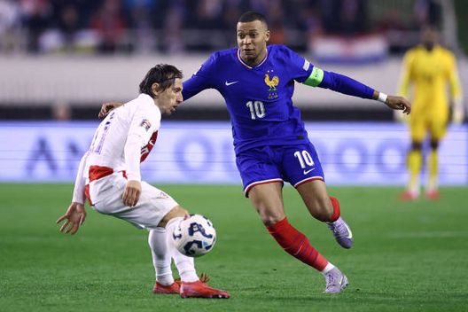 Mbappè contro Modric, numero 1o contro numero 10. (Photo by FRANCK FIFE / AFP) (Photo by FRANCK FIFE/AFP via Getty Images) Croazia-Francia finisce due a zero: segnano Budimir e Perisic, Livakovic decisivo- immagine 4