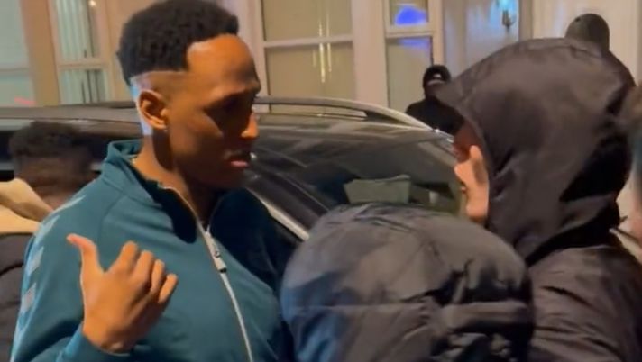 Crisi Everton: Yerry Mina si ferma in strada per parlare con i tifosi Crisi Everton: Yerry Mina si ferma in strada per parlare con i tifosi - immagine 1