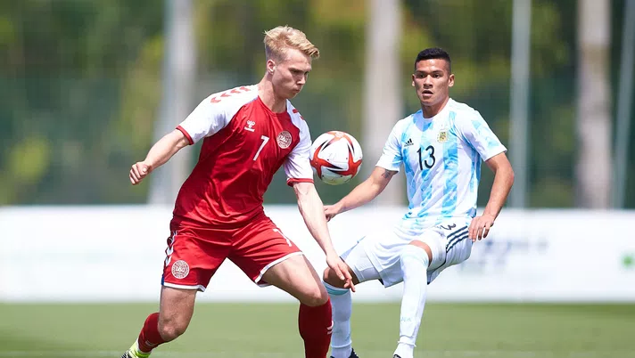 MARBELLA, SPAIN - JUNE 08: Magnus Warming of Denmark U21 competes for the ball with Marcelo Herrera of Argentina U23 during a Friendly International Match between Denmark and Argentina on June 08, 2021 in Marbella, Spain. (Photo by Fran Santiago/Getty Images)