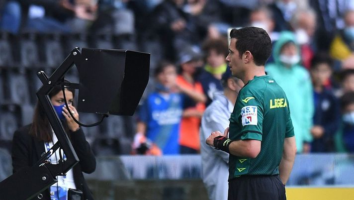 UDINE, ITALY - SEPTEMBER 26:Referee Davide Gheresini check te VAR during the Serie A match between Udinese Calcio and ACF Fiorentina at Dacia Arena on September 26, 2021 in Udine, Italy. (Photo by Alessandro Sabattini/Getty Images) 