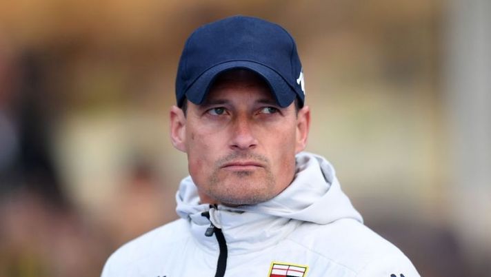 VERONA, ITALY - APRIL 04: Alexander Blessin head coach of Genoa CFC looks on during the Serie A match between Hellas and Genoa CFC at Stadio Marcantonio Bentegodi on April 04, 2022 in Verona, Italy. (Photo by Alessandro Sabattini/Getty Images) Blessin: “Destro senza occasioni e ha perso molti palloni: alla prossima deve cambiare” - immagine 1