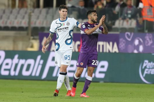 FLORENCE, ITALY - SEPTEMBER 21: Nicolas Gonzalez of ACF Fiorentina applauds ironically in the direction of referee Michael Fabbri during the Serie A match between ACF Fiorentina v FC Internazionale on September 21 in Florence, Italy. (Photo by Gabriele Maltinti/Getty Images) FLORENCE, ITALY - SEPTEMBER 21: Nicolas Gonzalez of ACF Fiorentina applauds ironically in the direction of referee Michael Fabbri during the Serie A match between ACF Fiorentina v FC Internazionale on September 21 in Florence, Italy. (Photo by Gabriele Maltinti/Getty Images)