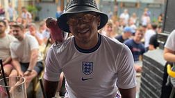 Euro 2020, Lingard tra la gente con maglia di Rice e pappagallo sulla spalla!