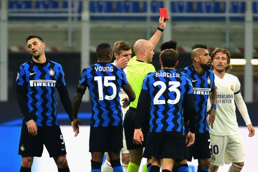 MILAN, ITALY - NOVEMBER 25: Referee Anthony Taylor gives a red card to Arturo Vidal of Internazionale during the UEFA Champions League Group B stage match between FC Internazionale and Real Madrid at Stadio Giuseppe Meazza on November 25, 2020 in Milan, Italy. (Photo by Pier Marco Tacca - Inter/Inter via Getty Images) MILAN, ITALY - NOVEMBER 25: Referee Anthony Taylor gives a red card to Arturo Vidal of Internazionale during the UEFA Champions League Group B stage match between FC Internazionale and Real Madrid at Stadio Giuseppe Meazza on November 25, 2020 in Milan, Italy. (Photo by Pier Marco Tacca - Inter/Inter via Getty Images)