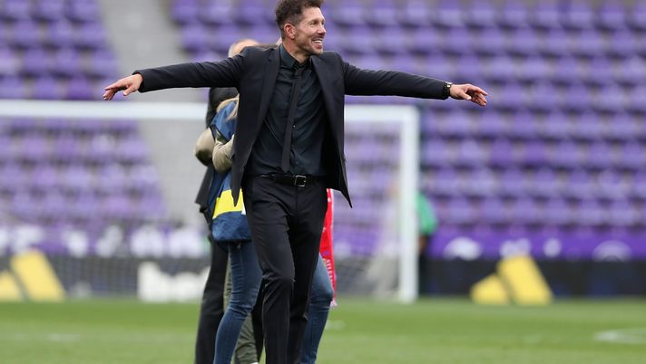 VALLADOLID, SPAIN - MAY 22: Diego Simeone, Head Coach of Atletico de Madrid celebrates winning the La Liga Santander title after victory in the La Liga Santander match between Real Valladolid CF and Atletico de Madrid at Estadio Municipal Jose Zorrilla on May 22, 2021 in Valladolid, Spain. Sporting stadiums around Spain remain under strict restrictions due to the Coronavirus Pandemic as Government social distancing laws prohibit fans inside venues resulting in games being played behind closed doors (Photo by Angel Martinez/Getty Images) VALLADOLID, SPAIN - MAY 22: Diego Simeone, Head Coach of Atletico de Madrid celebrates winning the La Liga Santander title after victory in the La Liga Santander match between Real Valladolid CF and Atletico de Madrid at Estadio Municipal Jose Zorrilla on May 22, 2021 in Valladolid, Spain. Sporting stadiums around Spain remain under strict restrictions due to the Coronavirus Pandemic as Government social distancing laws prohibit fans inside venues resulting in games being played behind closed doors (Photo by Angel Martinez/Getty Images)