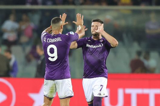 FLORENCE, ITALY - OCTOBER 22: Luka Jovic of ACF Fiorentina celebrates after scoring the third goal of his team with Arthur Mendonça Cabral of ACF Fiorentina during the Serie A match between ACF Fiorentina and FC Internazionale at Stadio Artemio Franchi on October 22, 2022 in Florence, Italy. (Photo by Gabriele Maltinti/Getty Images) Jovic sta prendendo fiducia: alla punta serba manca solamente il goal- immagine 2