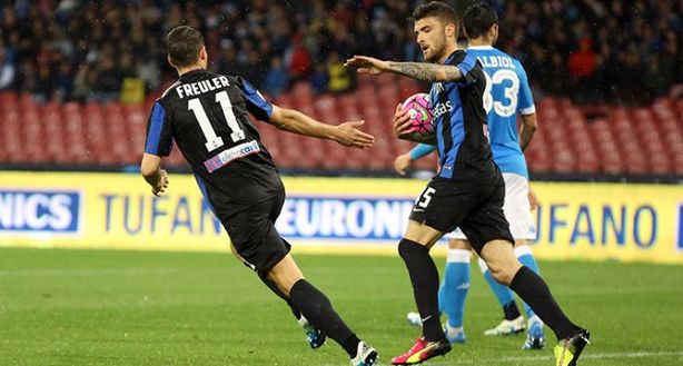 Freuler esulta dopo il gol al Napoli Freuler esulta dopo il gol al Napoli