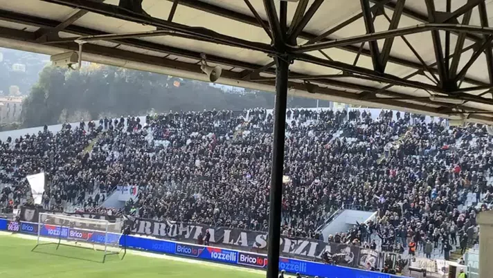 Vergognoso a La Spezia, dalla Curva coro contro Maradona: i fatti - immagine 1