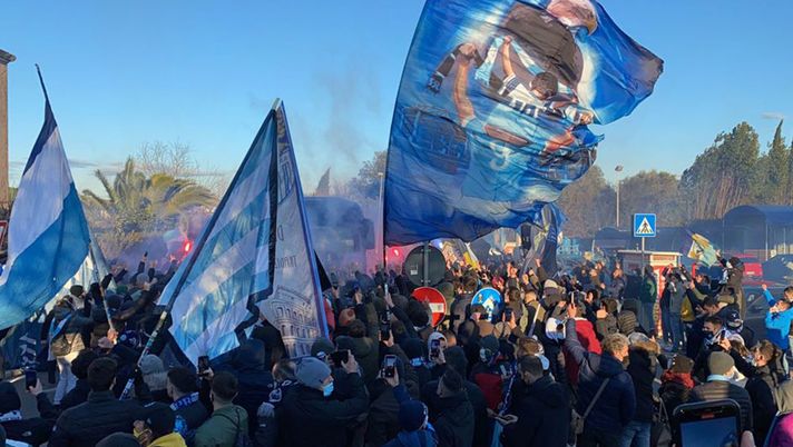 Lazio-Roma, tensione fuori lo stadio tra tifosi e polizia: l’accaduto - immagine 1