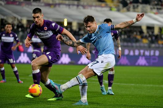 FLORENCE, ITALY - FEBRUARY 05: Ciro Immobile of SS Lazio compete for the ball with Nikola Milenkovic of ACF Fiorentina during the Serie A match between ACF Fiorentina and SS Lazio at Stadio Artemio Franchi on February 05, 2022 in Florence, Italy. (Photo by Marco Rosi - SS Lazio/Getty Images) Milenkovic, è tutto tuo: così Italiano vuole fermare Ciro Immobile- immagine 2