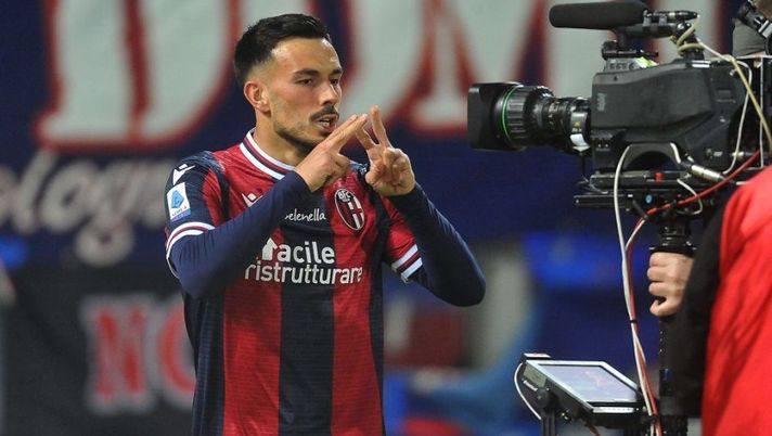 BOLOGNA, ITALY - APRIL 27: Nicola Sansone of Bologna FC celebrates after scoring his team's second goal during the Serie A match between Bologna FC and Internazionale at Stadio Renato Dall'Ara on April 27, 2022 in Bologna, Italy. (Photo by Mario Carlini / Iguana Press/Getty Images) Il Monza prova un altro colpo a parametro zero: è sfida con altre due squadre - immagine 1