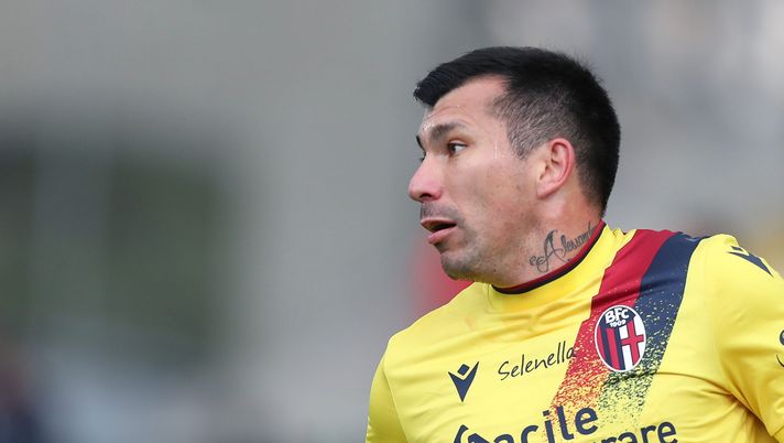 LA SPEZIA, ITALY - NOVEMBER 28: Soto Gary Alexis Medel of Bologna FC looks on during the Serie A match between Spezia Calcio and Bologna FC at Stadio Alberto Picco on November 28, 2021 in La Spezia, Italy. (Photo by Gabriele Maltinti/Getty Images) Qui Casteldebole, negativi Medel e Vignato - immagine 1