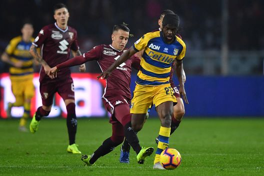  TURIN, ITALY - NOVEMBER 10: Gervinho of Parma Calcio in action against Alejandro Berenguer of Torino FC during the Serie A match between Torino FC and Parma Calcio at Stadio Olimpico di Torino on November 10, 2018 in Turin, Italy. (Photo by Valerio Pennicino/Getty Images) 
