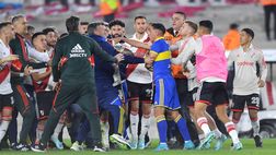 Maxi rissa, 7 espulsi, polizia in campo: Superclasico folle tra River e Boca