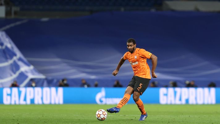 MADRID, SPAIN - NOVEMBER 03: Marlon of FC Shakhtar Donetsk strikes the ball during the UEFA Champions League group D match between Real Madrid and Shakhtar Donetsk at Estadio Santiago Bernabeu on November 03, 2021 in Madrid, Spain. (Photo by Gonzalo Arroyo Moreno/Getty Images) Marlon, non solo il Monza: un’altra italiana ostacola la Fiorentina? - immagine 1